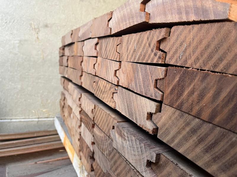 Azobe hardhouten planken 50mm dik met tand en groef