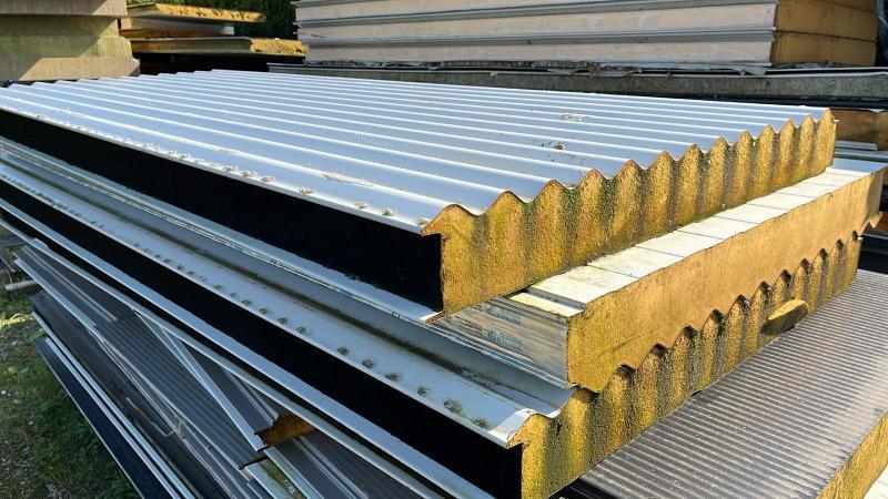 B-keus dakpanelen gegolfd