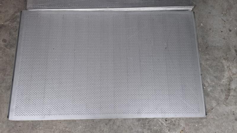 bakplaat geperforeerd 2 rand korte zijde