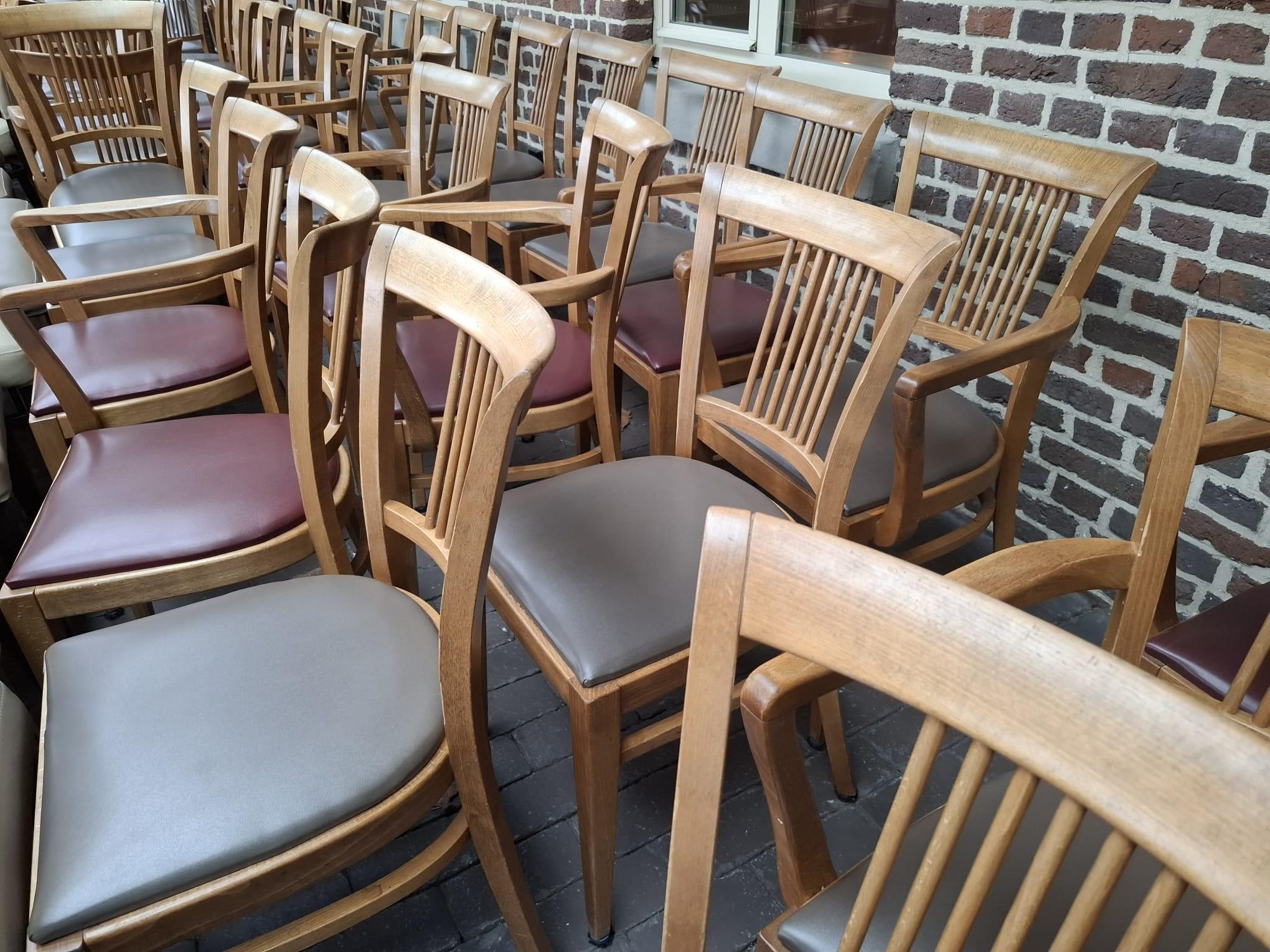 houten stoelen met lederen zit