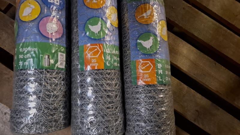 Nieuwe rollen kippengaas uit magazijnopruiming, geschikt voor kippenren en tuinomheining. Diverse hoogtes en lengtes beschikbaar.
