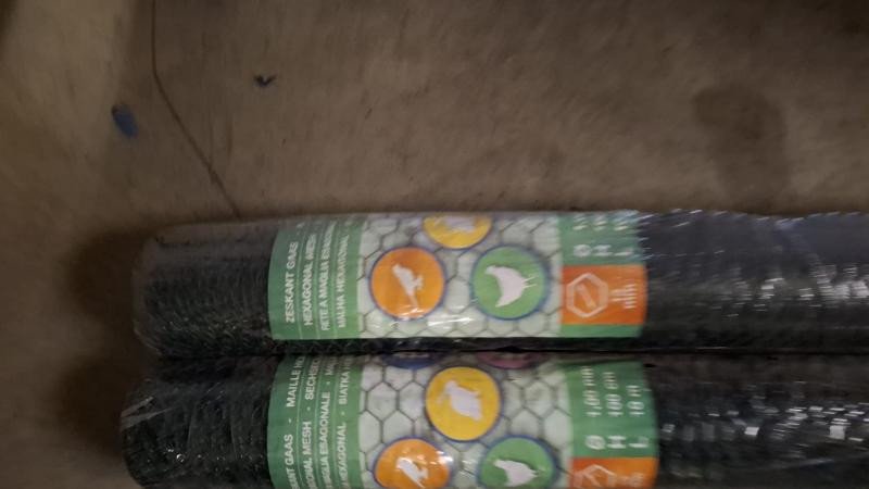 Nieuwe rollen kippengaas uit magazijnopruiming, geschikt voor kippenren en tuinomheining. Diverse hoogtes en lengtes beschikbaar.