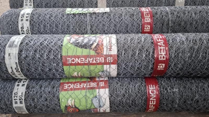 Nieuwe rollen kippengaas uit magazijnopruiming, geschikt voor kippenren en tuinomheining. Diverse hoogtes en lengtes beschikbaar.2