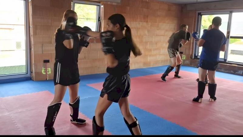 Sporters trainen samen in een motiverende en respectvolle kickboksomgeving