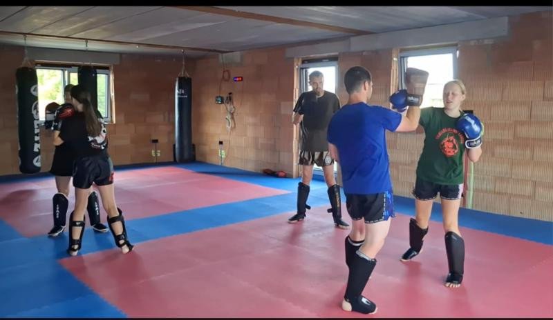 Combinatie van techniek, bokszaktraining en interval tijdens kickbokstraining